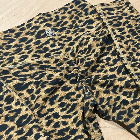 Til You Collapse leopard scrunch leggings size small - Picture 2 of 5